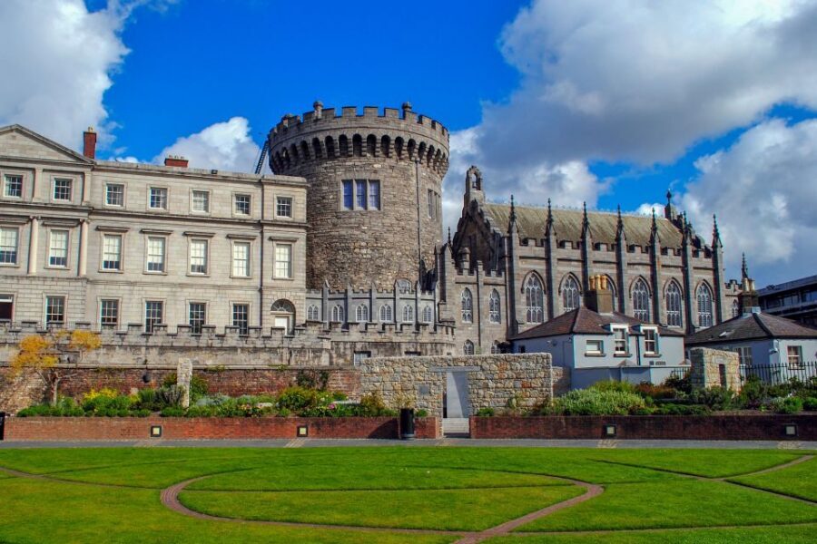 Dublin: Fast-Track Book of Kells Ticket & Dublin Castle Tour - Molly Malone photo stop: a quick Dublin palate cleanser