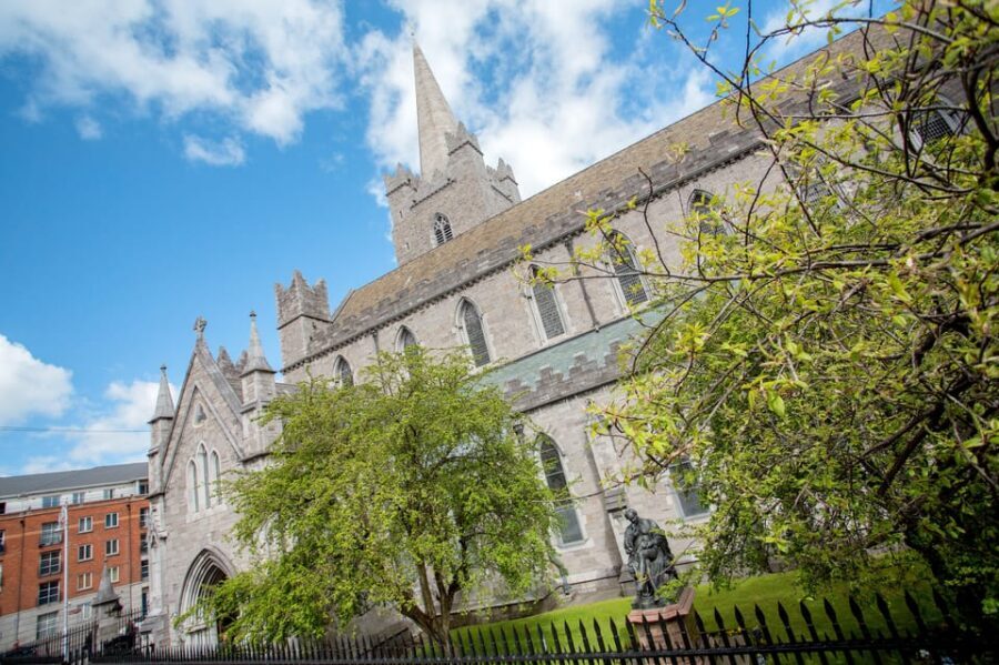 Dublin: Hop-on Hop-off Tour with Live German Commentary - Guinness, Jameson, and the whiskey cluster: how to avoid spending too much