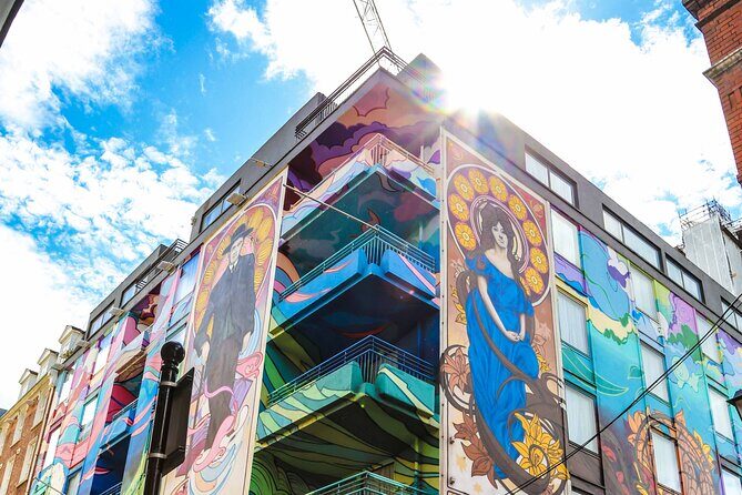 Dublin : Street Art Walking Tour - Four Courts and the 1916 echo in architecture