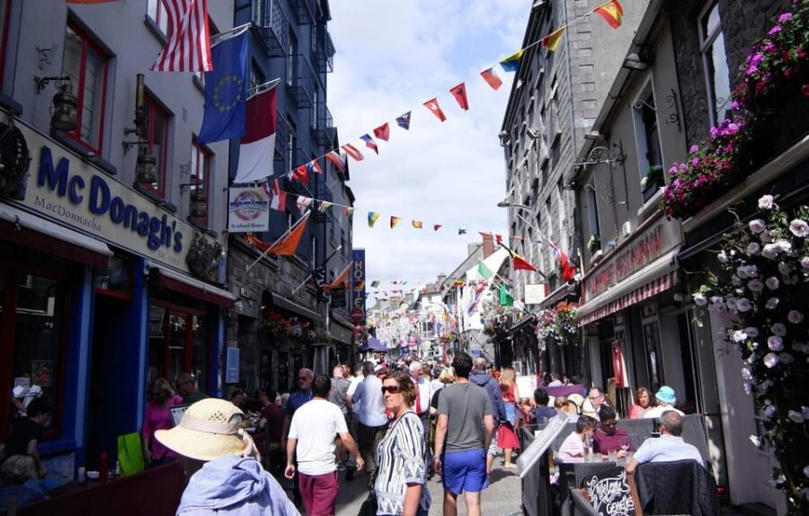 From Dublin: Galway + Cliffs of Moher Boat Cruise in Spanish - The Spanish guide touch: names, music, and practical recommendations