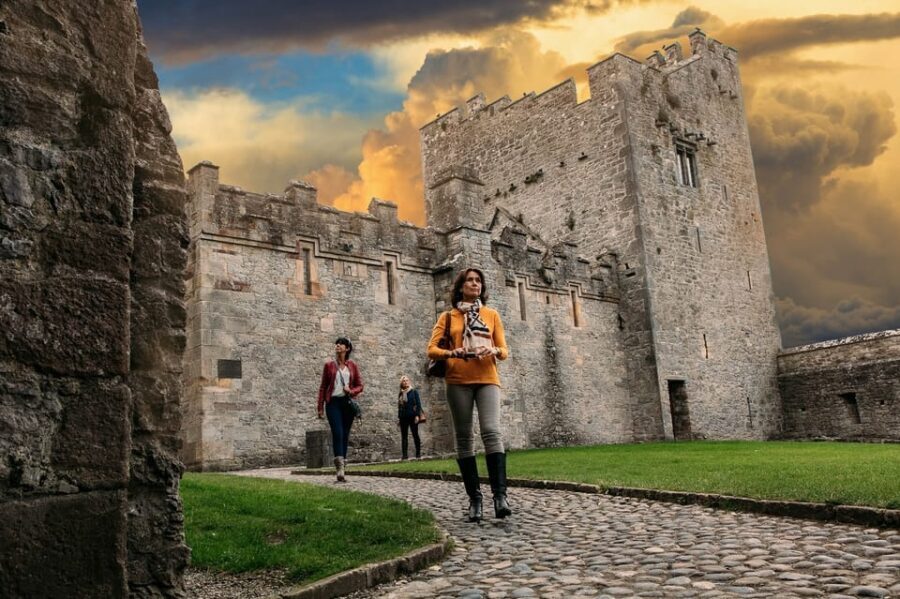 From Dublin:Cork,Cahir Castle,Rock of Cashel Tour in Spanish - Cork’s River Lee setting: walkable city time with real landmarks