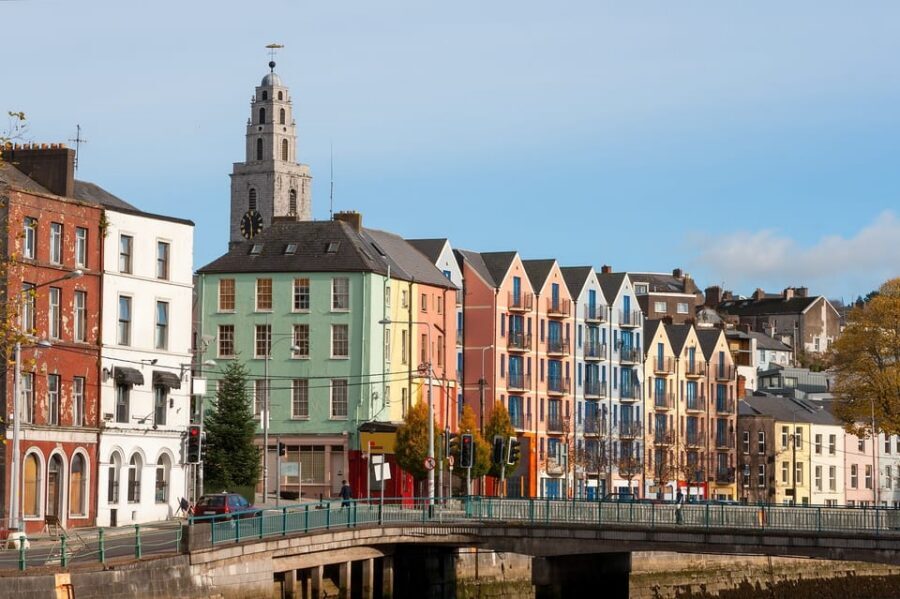 From Dublin:Cork,Cahir Castle,Rock of Cashel Tour in Spanish - Cahir Castle on the Suir River: the stronghold you can actually picture