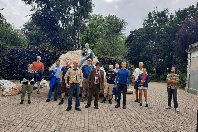 Walking tour in Merrion Square Park with a pint of Guinness Dublin Rogues Tour - Walking with Dave: pace, humor, and how the group feels