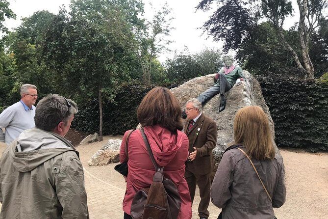 Walking tour in Merrion Square Park with a pint of Guinness Dublin Rogues Tour - Price and logistics: is $40.74 worth it?